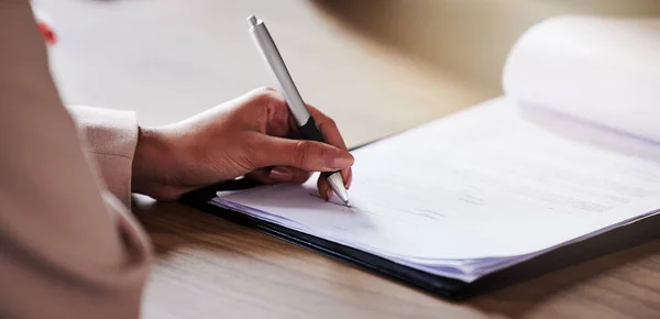 Юридическое Руки Контракт Подписать Женщиной Планирования Документы Партнерстве B2B Соглашение — стоковое фото