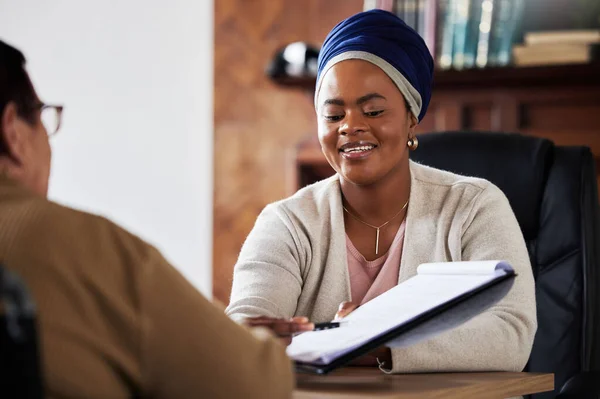 Legal Signature Contract Black Woman Senior Planning Documents Insurance Loan — Stock Fotó