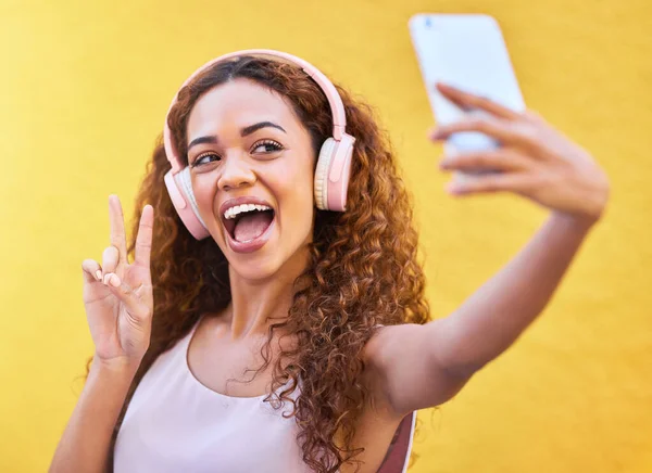 Black Woman Peace Selfie Music Headphones Yellow Wall Background Freedom — Stock Photo, Image