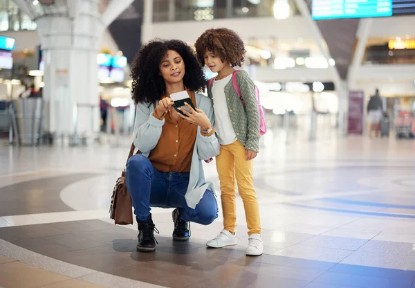 Viaggi Passaporto Madre Con Bambino Aeroporto Controllando Insieme Carta Imbarco — Foto Stock
