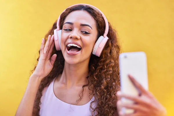 Black Woman Music Headphones Selfie Yellow Wall Background Freedom Face — Stock Photo, Image