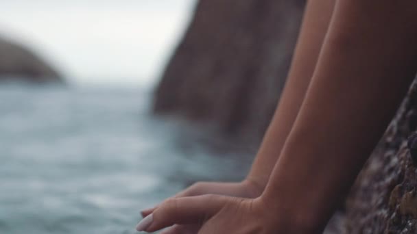 Mulher Mãos Água Das Ondas Oceano Com Uma Saúde Relaxamento — Vídeo de Stock