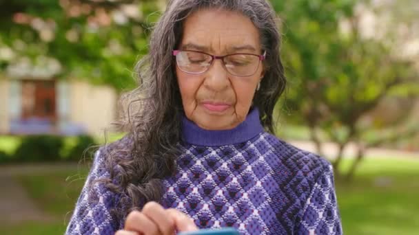 Senior Kvinna Telefon Eller Internet Spel Natur Park Bakgrund Offentlig — Stockvideo