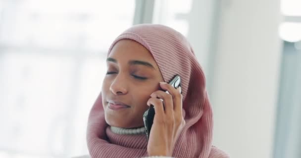 Muzułmanka Sfrustrowana Rozmawiająca Przez Telefon Hidżabem Domu Islamska Kobieta Dyskusji — Wideo stockowe
