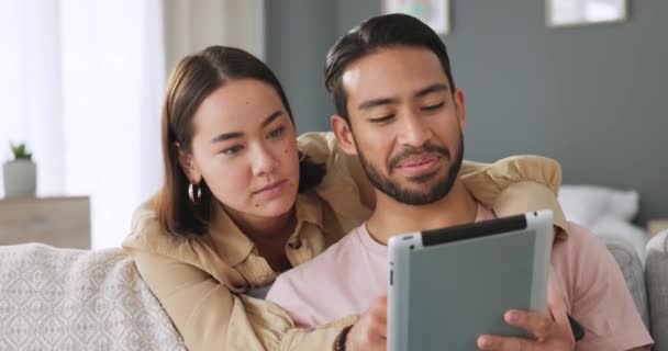 Pasangan Muda Asia Dengan Tablet Aplikasi Media Sosial Menonton Web — Stok Video