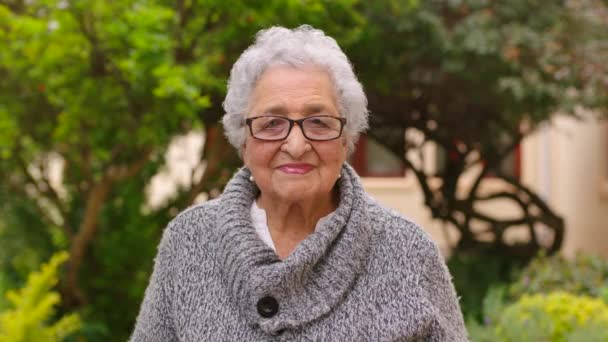 Ηλικιωμένη Γυναίκα Χαμόγελο Και Ευτυχία Ενώ Στέκεται Έξω Από Σπίτι — Αρχείο Βίντεο