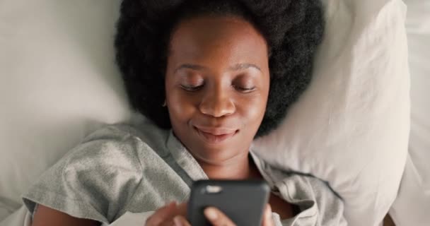 Ξυπνήστε Τηλέφωνο Και Κείμενο Μαύρη Γυναίκα Στο Κρεβάτι Πρωί Για — Αρχείο Βίντεο