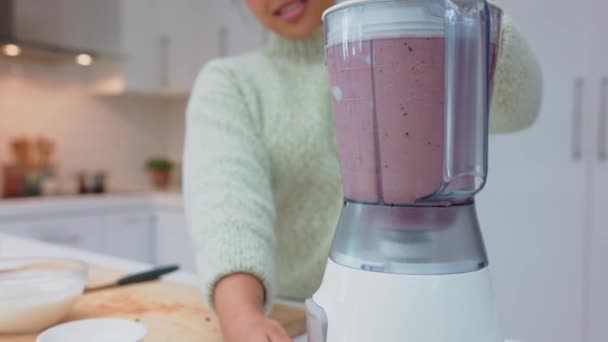 草莓和女人在搅拌机中健康的冰沙 使蔬菜果汁与维生素在家里 用电动搅拌器排毒的女孩 有蛋白质饮食 纤维和健康的营养 — 图库视频影像