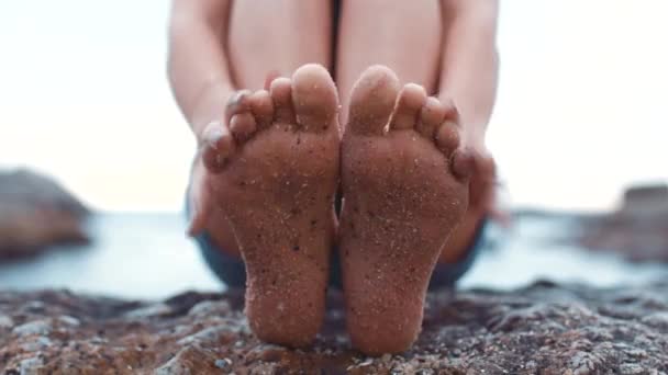 Entspannen Sie Sich Füße Und Frau Barfuß Sand Oder Schmutz — Stockvideo