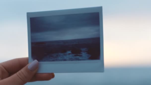 手中拿着大海的手 自然和照片 在夕阳西下的海滩上 一个女人带着地平线和天空的背景 外带女性的旅行 地球和偏振镜 — 图库视频影像