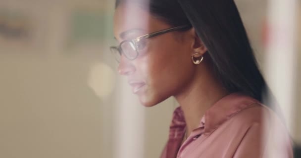 Mujer Negocios Oficina Trabajo Con Gafas Para Enfoque Concentración Lugar — Vídeo de stock