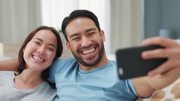 Muda Bahagia Dan Asia Pasangan Mengambil Selfie Bersama Sama Rumah — Stok Video