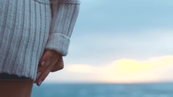 Руки Закат Горизонт Женщиной Пляже Небе Океан Облака Заднем Плане — стоковое видео