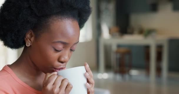 Relaxujte Kávu Nebo Čaj Nápoj Dívkou Přestávce Vychutnat Teplý Lahodný — Stock video