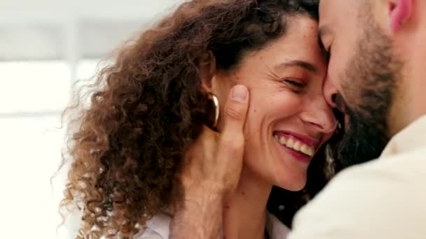 Šťastný Láska Pár Objetí Kvalitní Čas Sblížení Při Úsměvu Relaxaci — Stock video