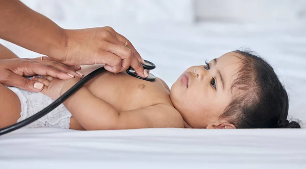 Gezondheidszorg Stethoscoop Baby Met Een Arts Voor Een Controle Medische — Stockfoto