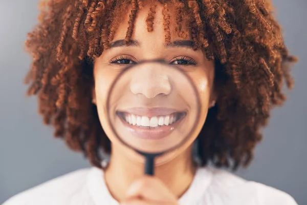 Feliz Retrato Mulher Negra Com Lupa Estúdio Para Uma Investigação — Fotografia de Stock