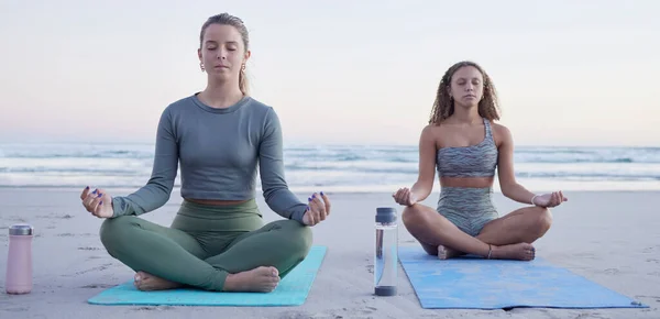 Yoga Meditatie Strand Met Vrouwelijke Vrienden Aan Kust Voor Fitness — Stockfoto