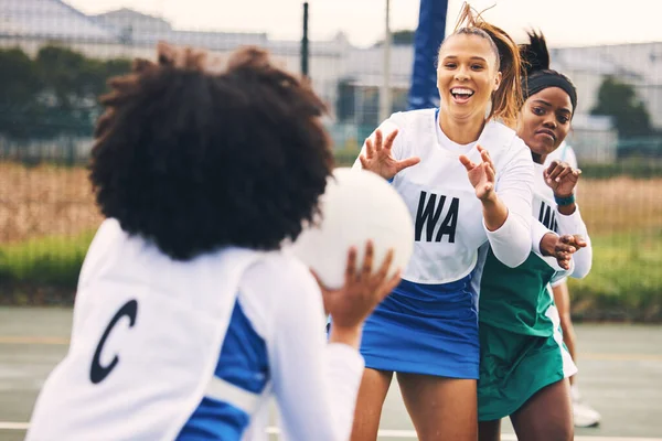 Netball Αθλητισμός Και Γυναίκες Έναν Αγώνα Ένα Παιχνίδι Είναι Ανταγωνιστική — Φωτογραφία Αρχείου