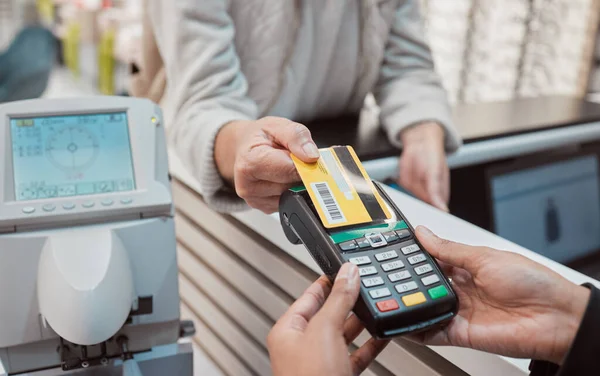 Χέρια Πιστωτική Κάρτα Και Μηχάνημα Για Πληρωμή Ηλεκτρονικό Εμπόριο Τραπεζική — Φωτογραφία Αρχείου