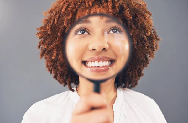Engraçado Sorriso Mulher Negra Com Uma Lupa Rosto Isolado Fundo — Fotografia de Stock