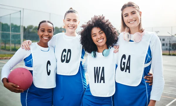 Netball Grup Arkadaşlar Portrede Kadınlar Dışarıda Sahada Gülümse Spor Takımı — Stok fotoğraf