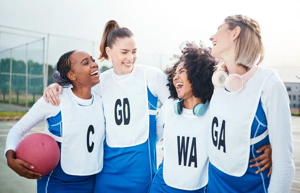 Netball Takım Arkadaşlar Birlikte Gülüyor Kadınlar Açık Sahada Komik Spor — Stok fotoğraf