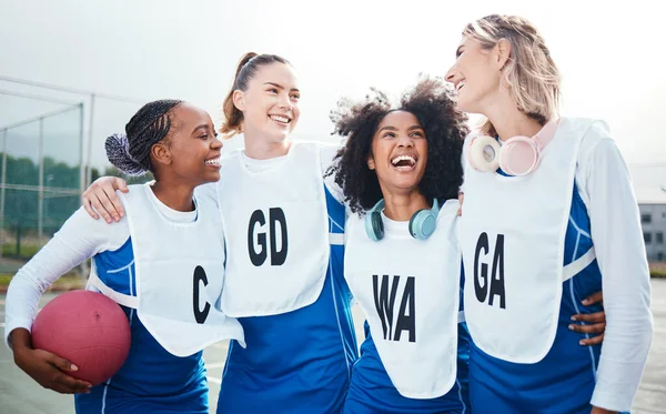 Netball Lag Och Vänner Skrattar Kvinnor Friluftsplan Tillsammans Och Rolig — Stockfoto