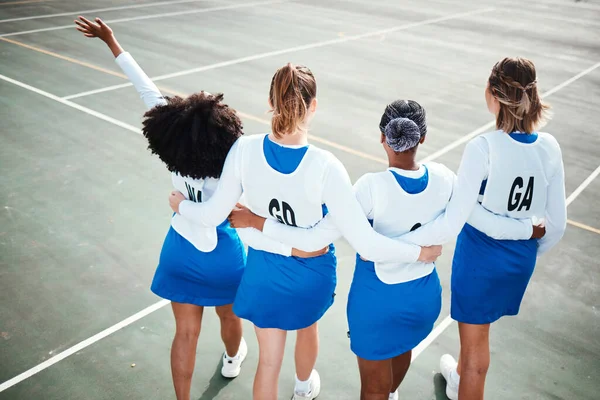 스포츠 코트에서의 소녀들은 집단적으로 연합하고 결속하여 준비가 — 스톡 사진