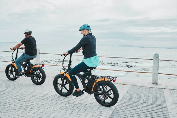 Couple Helmet Electrical Bike Sea Ocean Beach Bonding Transport Clean — Stock Fotó