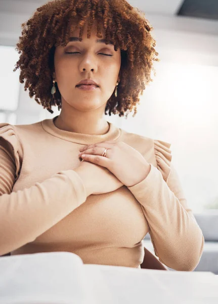 Mulher Negra Oração Mãos Coração Com Olhos Fechados Para Meditar — Fotografia de Stock