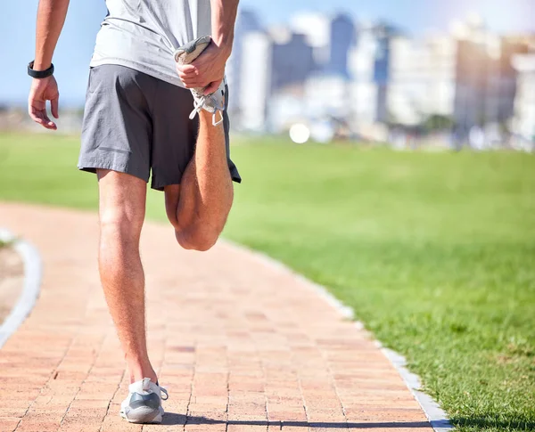 Wellness Man Stretching Legs Beach Promenade Exercise Fitness Training Back — Stockfoto