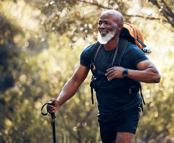 Γυμναστική Πεζοπορία Και Περπάτημα Μαύρο Άνδρα Στο Δάσος Για Την — Φωτογραφία Αρχείου