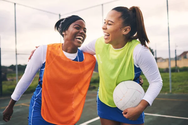 Sports Friends Netball Players Court Happy Laughing Bond While Training — Foto Stock