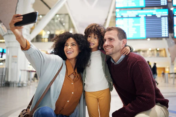 Selfie Famiglia Aeroporto Bambino Con Genitori Viaggi Diversità Legame Interrazziale — Foto Stock