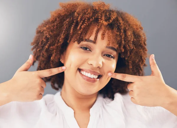 Retrato Ponto Dentes Com Mulher Negra Sorriso Higiene Oral Contra — Fotografia de Stock