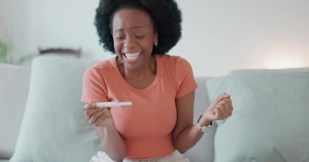 Opgewonden Viering Zwarte Vrouw Met Zwangerschapstest Met Wow Vrolijke Uitdrukking — Stockvideo