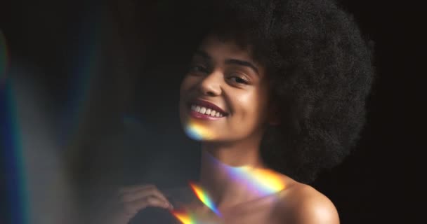 Sateenkaari Valo Heijastus Jamaikan Naismallista Hymyillen Henkilön Muotokuva Jolla Värikäs — kuvapankkivideo