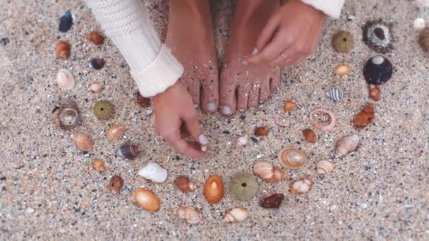 Жінки Ноги Панцир Пляжний Пісок Сидячи Босоніж Насолоджуючись Тропічними Подорожами — стокове відео
