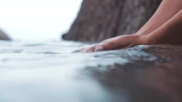 Mão Água Natureza Com Uma Mulher Praia Com Mãos Oceano — Vídeo de Stock