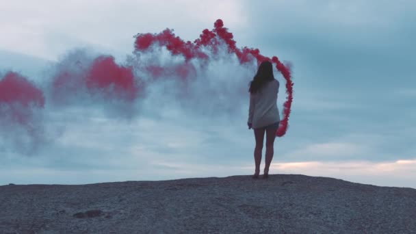 Czerwona Bomba Dymna Plaża Kobieta Tańczące Święto Lub Wakacje Energią — Wideo stockowe