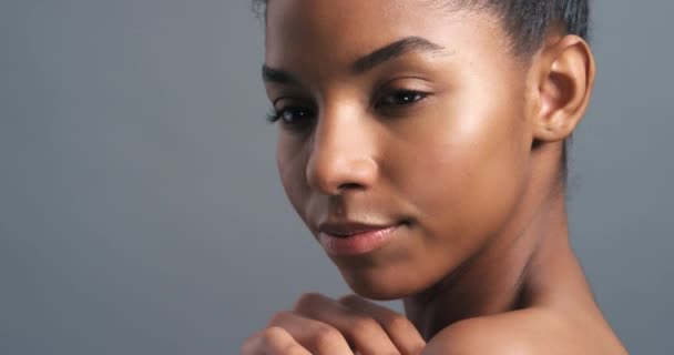 Be18 自然的美丽和黑人女性的脸庞 小女孩摸着自己洁白 清新的脸 为美容产品 化妆品和裸体化妆做广告 — 图库视频影像