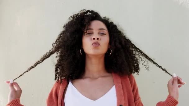 Ομορφιά Μαλλιά Και Χαμόγελο Μια Μαύρη Γυναίκα Είναι Χαρούμενη Παιχνιδιάρα — Αρχείο Βίντεο