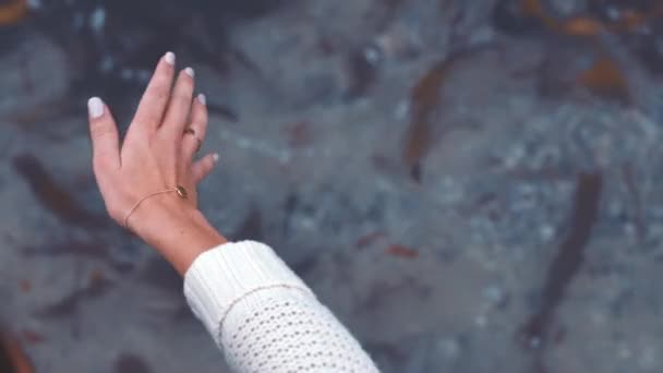 Kvinna Vinkar Hand Över Vatten Floden Naturen Medan Utanför Äventyr — Stockvideo