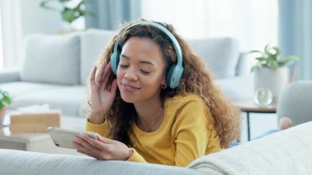 Trendy Woman Headphones Listening Music Her Phone Home Young Trendy — Vídeo de Stock