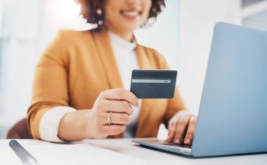 Siyah kadın için kredi kartı, e-ticaret ya da internet üzerinden siber güvenlik alışverişi olan eller, bilgisayar ve ofis. İndirim, satış ve fintech için şirket yöneticisi, dizüstü bilgisayar ve ekommerce.