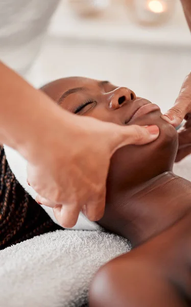 Zwarte Vrouw Massage Gezicht Luxe Spa Behandeling Van Een Jonge — Stockfoto
