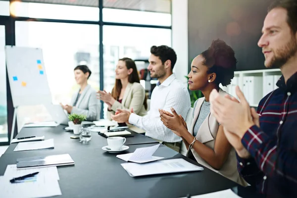Celebrar Sucesso Grupo Empresários Aplaudindo Juntos Uma Reunião Diretoria — Fotografia de Stock