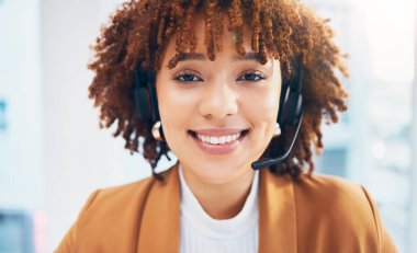 Siyahi kadın, çağrı merkezinde müşteri hizmetleri, satışlar veya ofiste crm için yüz ve gülümseme portresi. Pazarlama şirketinde danışman ya da temsilci olarak çalışan, destek veren ya da yardım eden kişi.