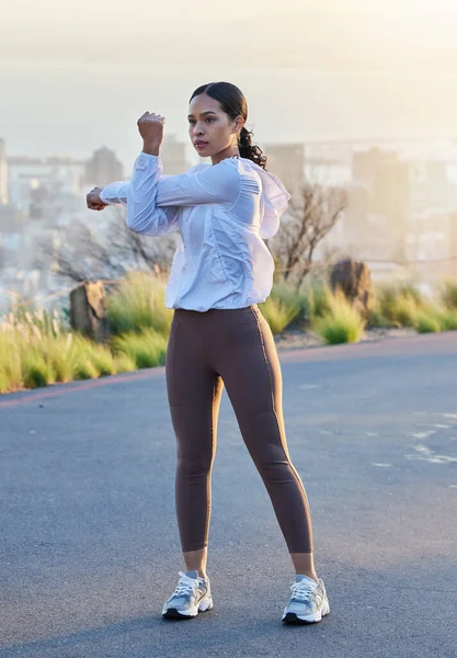 Fitness Arm Och Stretching Kvinna Vägen För Löpning Träning Och — Stockfoto